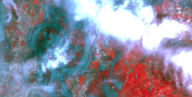 Mississippi_River_levee_breach_NASA_small